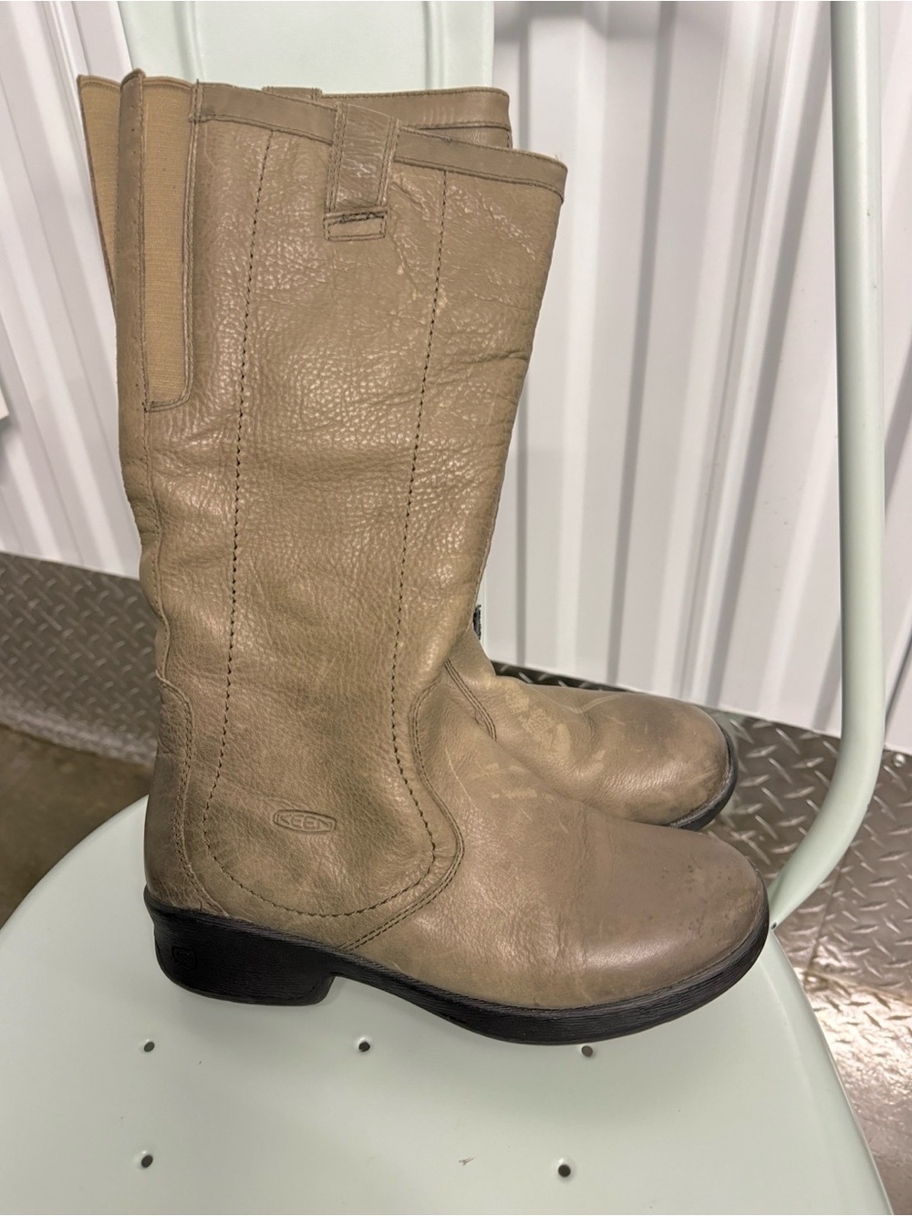 KEEN Tyretread leather boots, size 8 in greige - Picture 4 of 8